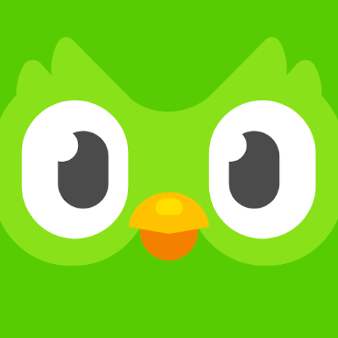 Cara de pájaro de dibujos animados de color verde brillante con enormes ojos blancos y grises y un pequeño pico naranja, creando una expresión alegre y juguetona.