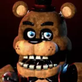 Primer plano de un oso animatrónico marrón con ojos azules brillantes, cejas negras, un hocico grande y dientes irregulares sobre un fondo oscuro.